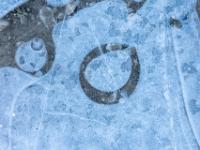 Ringmuster und Doppelkreis in heller Eisschicht